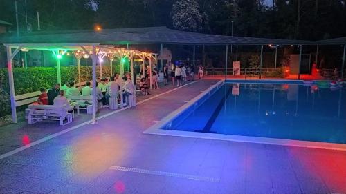 704-pool-party-05